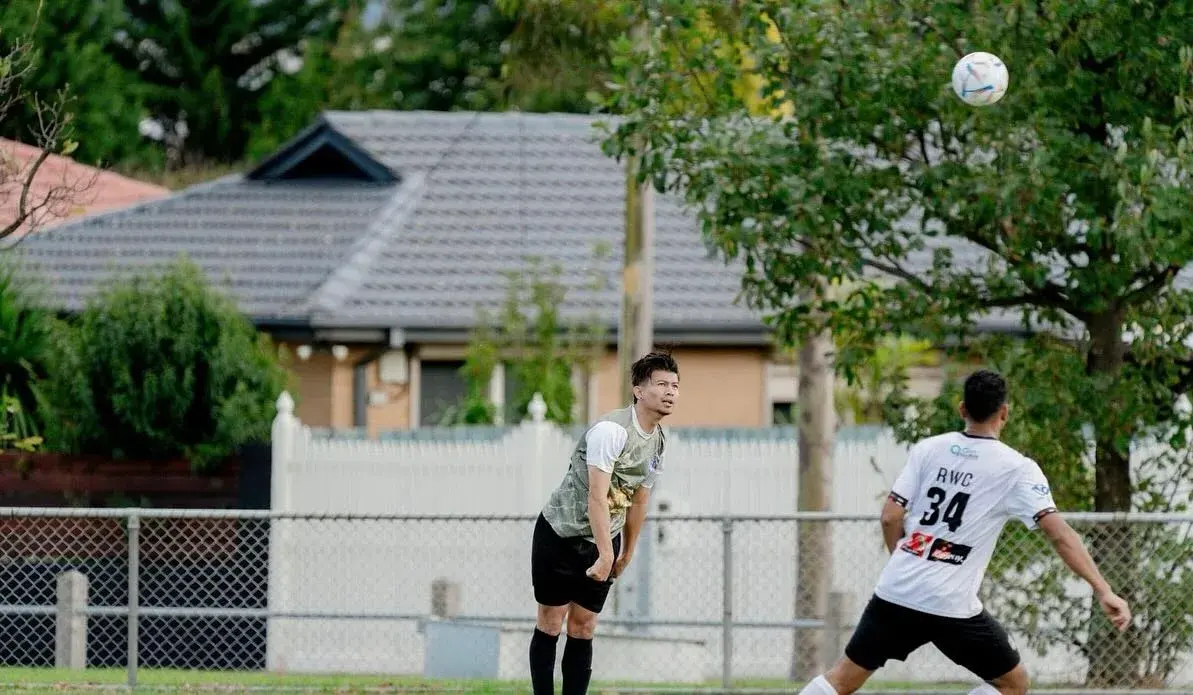 Players competing for the ball